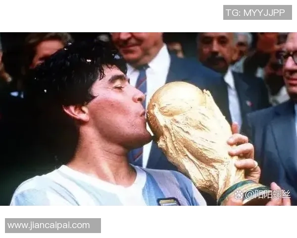 足坛历史十大球员盘点：从贝利到梅西的传奇征程与影响力分析