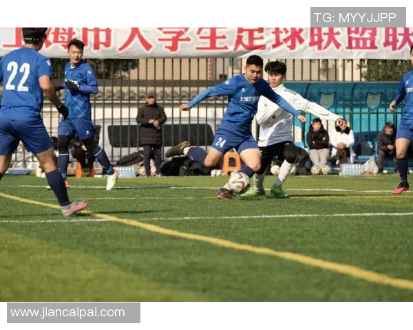 南京足球队在城市联赛中的默契配合与战术分析探讨